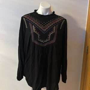 Torrid 1x Women's Blouse Black Crinkle Gauze Relaxed Embroidered top.